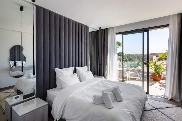 סוויטה אלגנטית עם מיטת קווין סייז, אור טבעי וגישה ישירה למרפסת הפרטית.