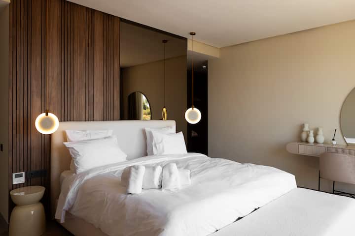 מיטת קינג סייז 200x200 ס"מ, מצעים איכותיים כמו במלונות ואווירה נעימה ללילות חלומיים.