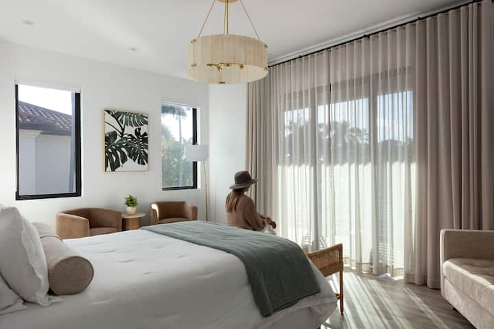 veľká hlavná spálňa na poschodí s prístupom na terasu a vlastnou kúpeľňou