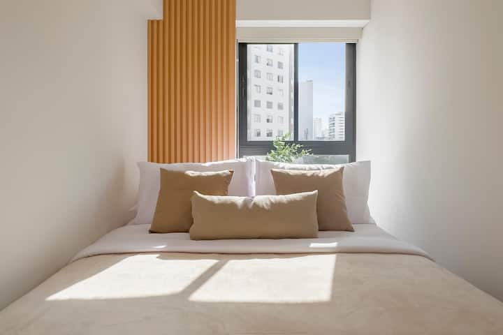 חדר שינה עם מיטה זוגית, נוף לעיר וארון // Dormitorio con Cama Queen, Vista a la Ciudad y closet