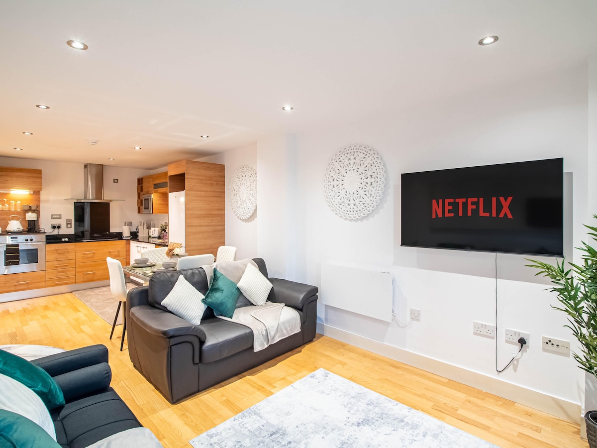 Თანამედროვე ღია გეგმაზომიერი სივრცე კომფორტული დასაჯდომით, სმარტ-ტელევიზორი Netflix-ით და სრულად აღჭურვილი სამზარეულო, რომელიც იდეალურია სახლიდან გაუსვლელად სტუმრობისთვის.









