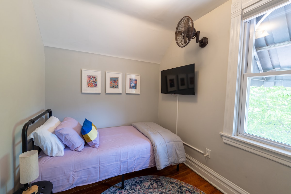 تحتوي الغرفة المزدوجة في الطابق الثاني على مصباح بجانب السرير مع منافذ شحن للإضاءة وUSB - C مع مقبس قياسي في المصباح أيضًا. يوجد تلفزيون ذكي وخزانة ملابس وشماعات.