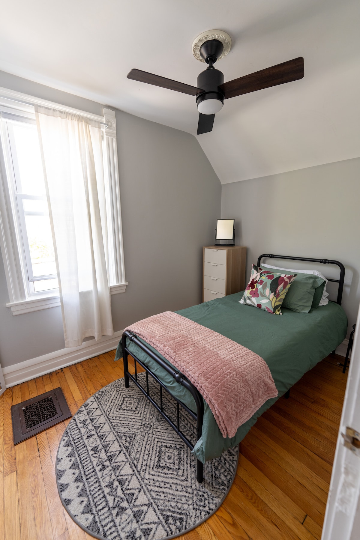 تحتوي الغرفة المزدوجة في الطابق الثاني على مصباح بجانب السرير مع منافذ شحن للإضاءة وUSB - C مع منفذ قياسي في المصباح أيضًا. توجد مرآة كاملة الطول وشماعات خلف الباب لتعليق الملابس. 