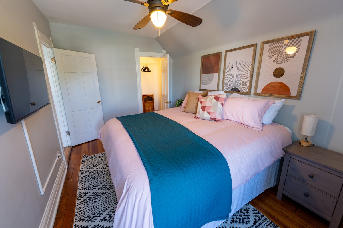 تحتوي غرفة كينج في الطابق الثاني على مصباحين بجانب السرير مع منافذ شحن للإضاءة وUSB - C مع منفذ قياسي في المصباح أيضًا. هناك مرآة كاملة الطول وتلفزيون ذكي وشماعات في الخزانة وخزانة ملابس كبيرة.  