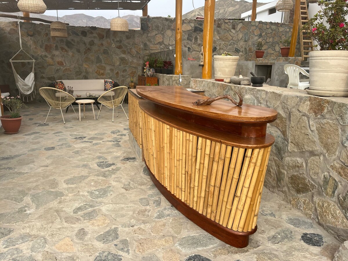 Nuestra sala combina el encanto rústico con el confort moderno. Equipada con un bar artesanal, cómodas sillas, un amplio sofá.