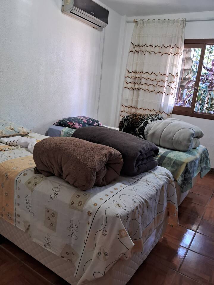 Ova soba ima dva jednostruka kreveta i klima-uređaj.