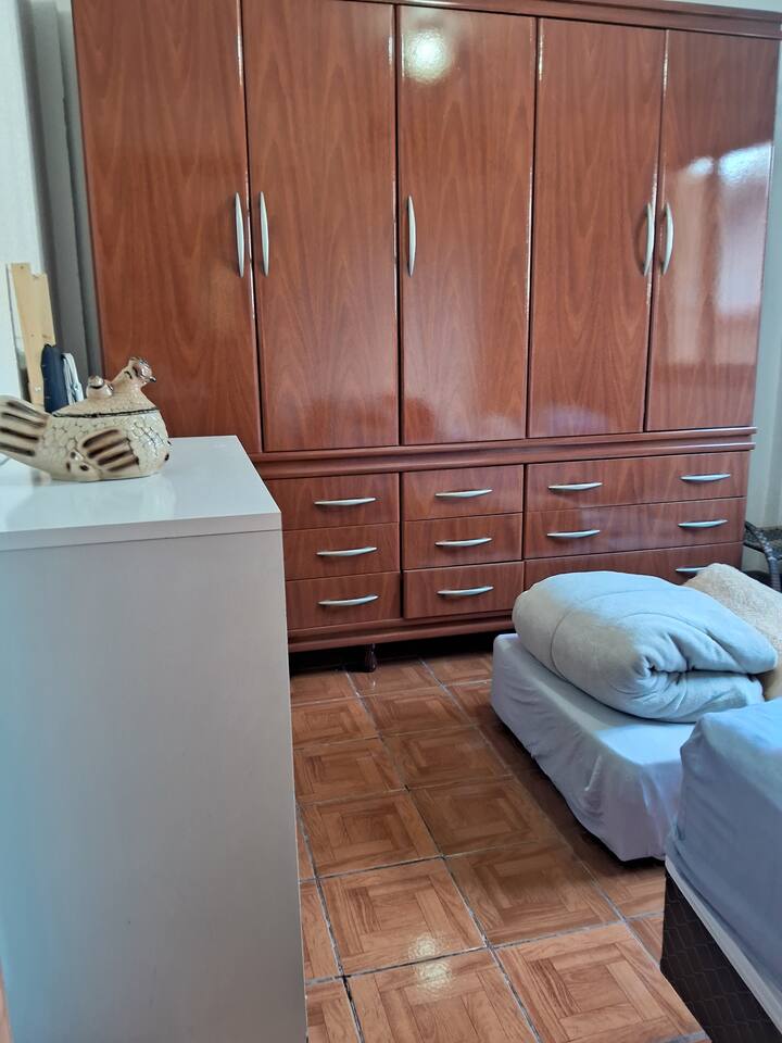 U ovoj sobi imat ćete jedan krevet s pomoćnim ležajem, ormar i komodu.