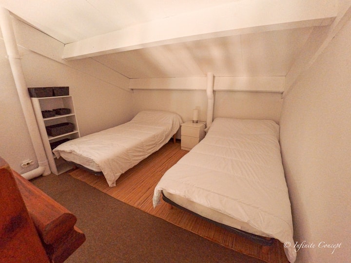 Chambre mezzanine avec deux lits simple en 90