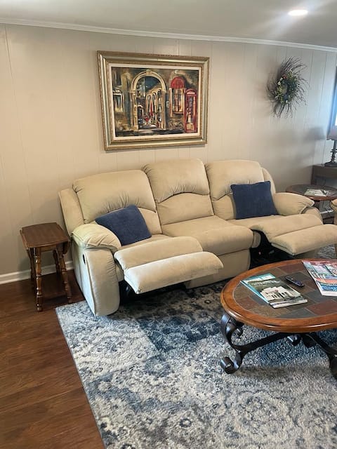 Top Airbnb: Oak Farm Cottage •Foothills of North Carolina • in Hickory / Lenoir / Morganton