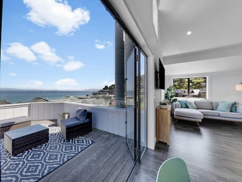 Penthouse Oceanview Walk to Town