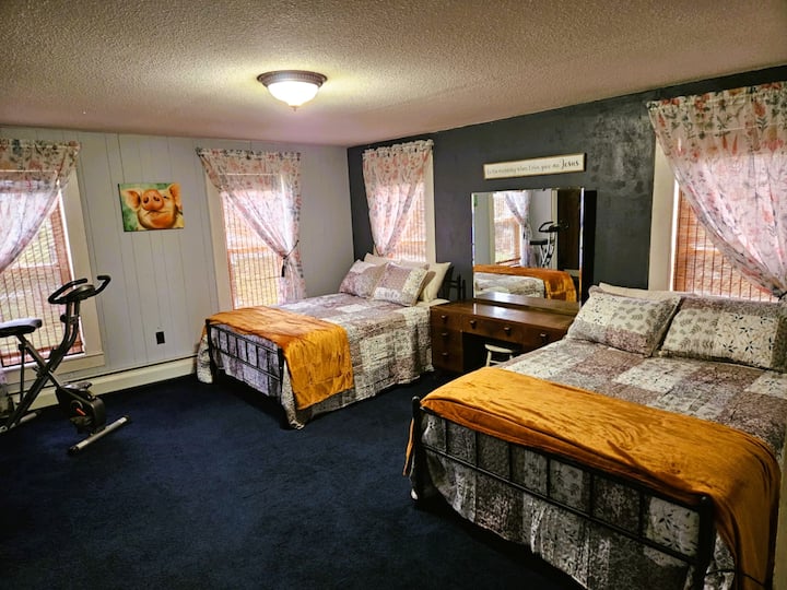 Chumba cha pili cha kulala. Vitanda viwili vya ukubwa kamili na baiskeli ya mazoezi. Chumba hiki kina televisheni na kabati. Pia ina magodoro mawili ya hewa yenye ukubwa wa mapacha kwenye kabati lenye matandiko kwa ajili ya kila moja. 