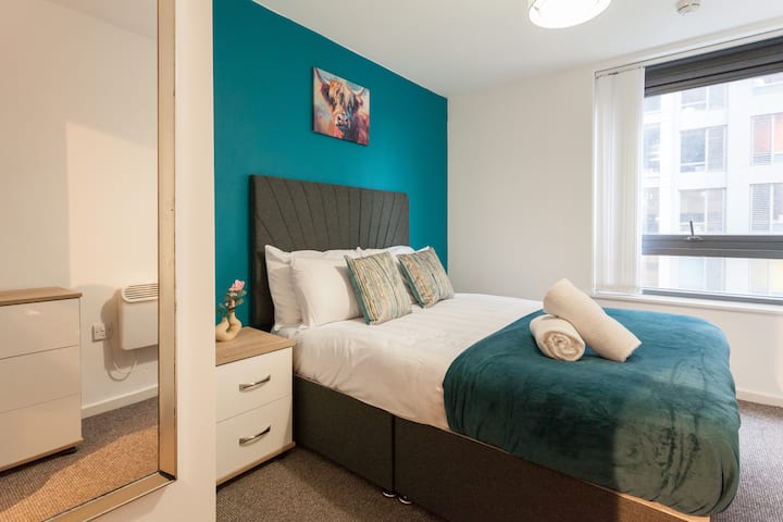  ห้องนอนคู่พร้อมเตียงนอนสบายและที่เก็บเสื้อผ้ามากมายสำหรับการเข้าพักที่ผ่อนคลายและเป็นระเบียบ