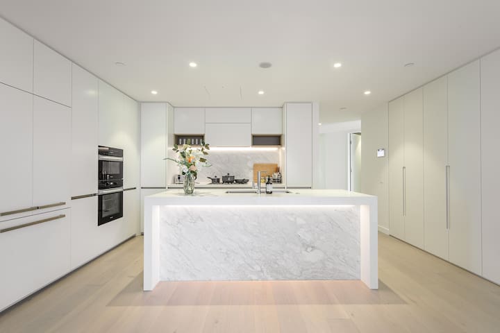 Spacious 3BR in Barangaroo | Free Parking | CBD gallery image 2