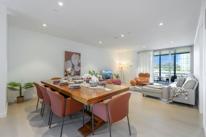 Spacious 3BR in Barangaroo | Free Parking | CBD gallery image 3