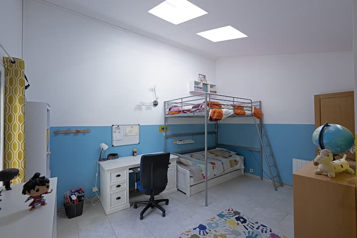 Spavaća soba od 20 m2 s 1 međuspratnim krevetom u 140 i 1 pomoćnim krevetom 2 x 90. Ova je soba idealna za četvero djece/tinejdžera. Radni stol