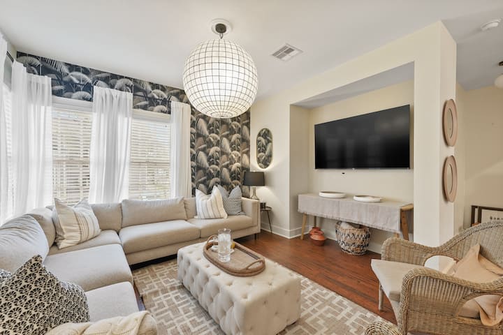 Elegant 4-bedroom Harbor Haven - Galveston, TX