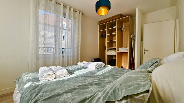 Duerme como un miembro de la familia real en la cama doble que se encuentra en el dormitorio principal.