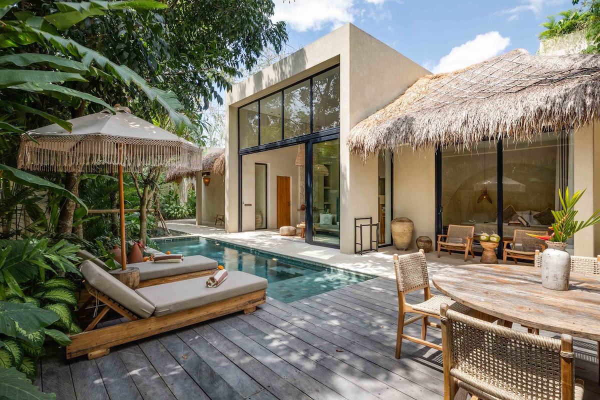 Villa in South Kuta · 2 bedrooms · 2 beds · 1 private bath, сопоставимый объект Airbnb