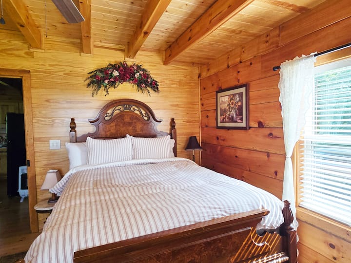 Chambre en bas avec lit queen size