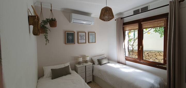 Изборот се состои од 1 брачен кревет (широк 180 x 200 см) или два единечни кревета од 90 x 200 см