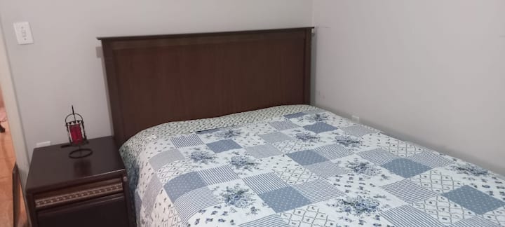 1 cama doble, un sofá, una cómoda y un armario