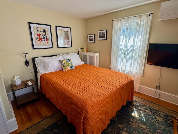 Un cómodo colchón de espuma tamaño queen de Nectar. En las estaciones más cálidas, pongo sábanas de percal LL Bean en la cama, consideradas las mejores sábanas de percal por el Wirecutter del NYT. Un montón de espacio en el armario para desempacar. Mini-split para una refrigeración tranquila.