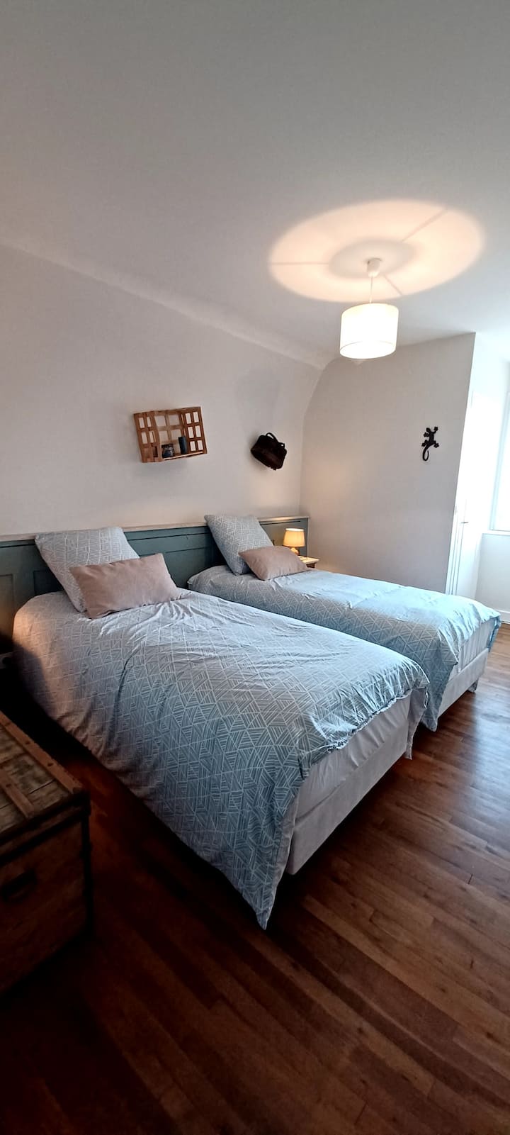 Во оваа соба ќе најдете 2 единечни кревета со димензии 90x200 кои се достапни за брачен кревет (широк 150-179 см).