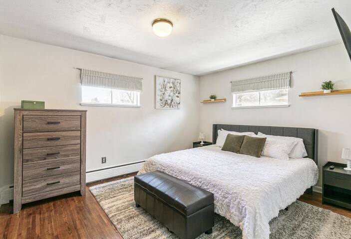 5BR Home | 2 Living Rooms + Yard gallery image 4