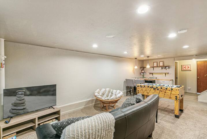 5BR Home | 2 Living Rooms + Yard gallery image 2