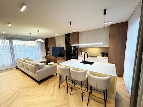 Top performing Airbnb: Luxury penthouse with 55m² terrace and AC+parking in Podgórze