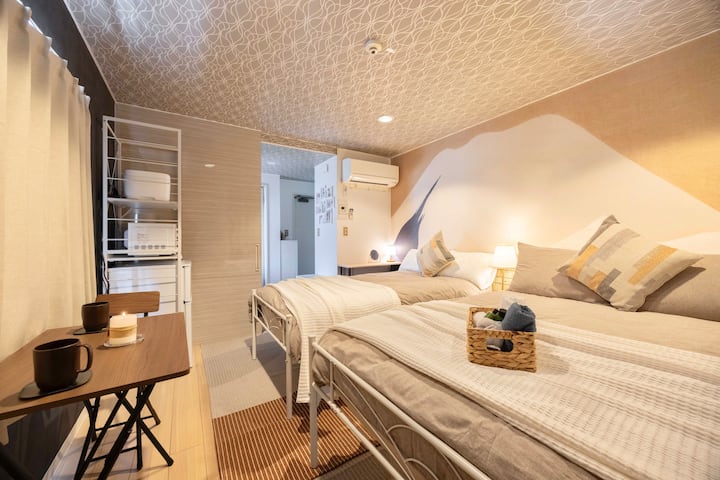 O quarto tem uma iluminação suave e calmante, perfeita para relaxar antes de dormir.

お部屋の照明は、心を落ち着かせる柔らかな光を採用。就寝前のリラックスタイムにぴったりです。