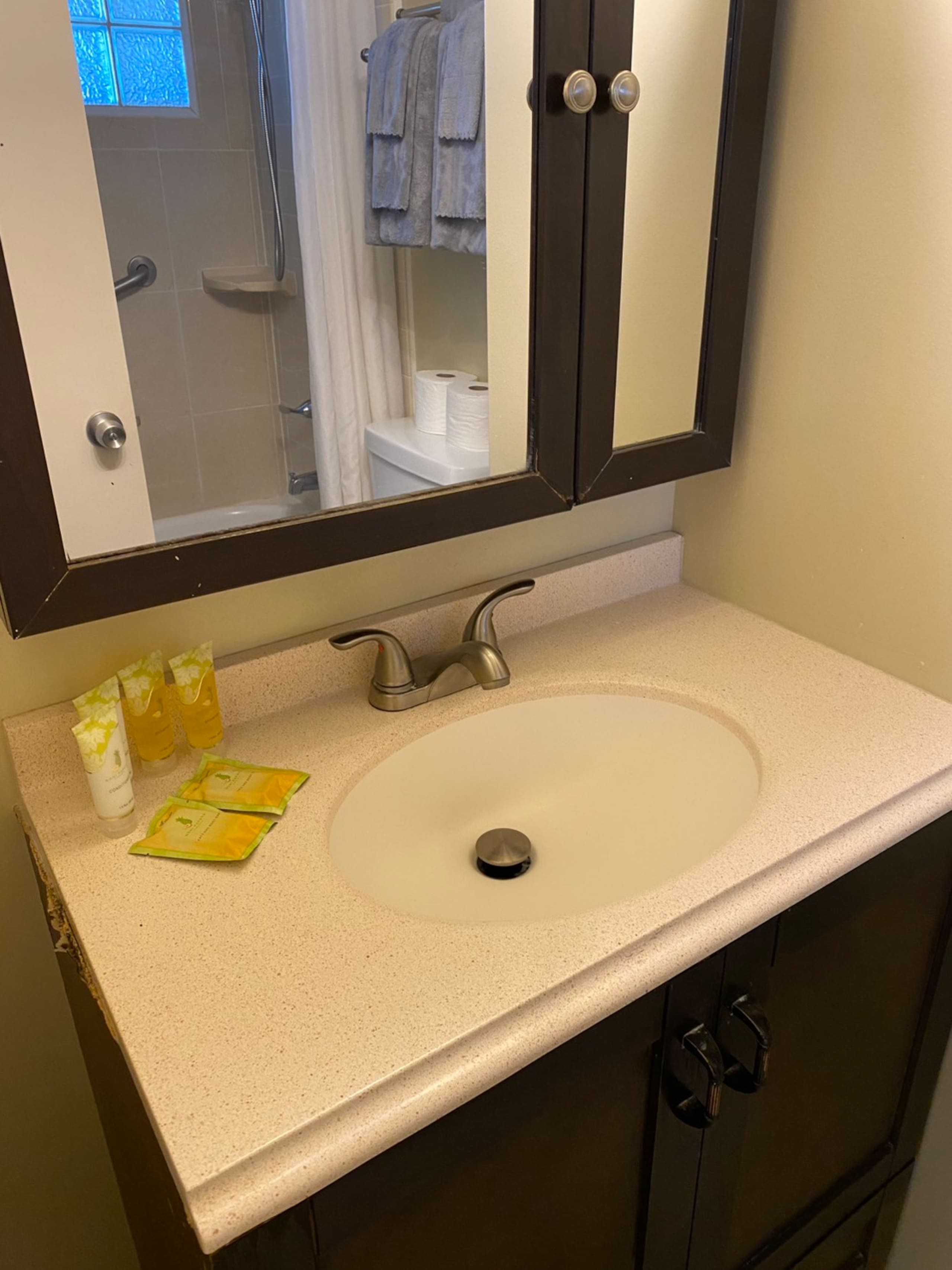 Condo in Honolulu · ★5.0 · Studio · 1 bed · 1 private bath - Image 12