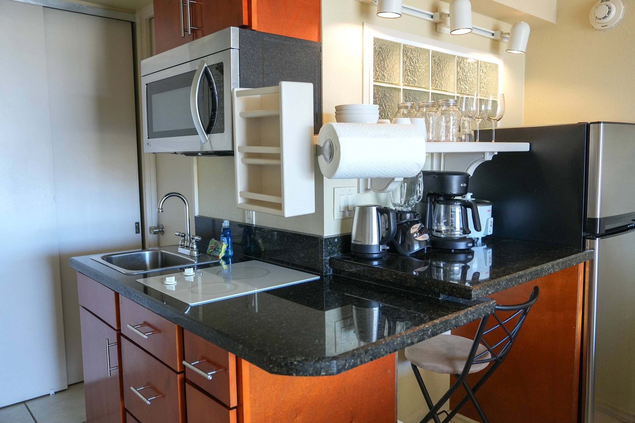 Condo in Honolulu · ★5.0 · Studio · 1 bed · 1 private bath - Image 2