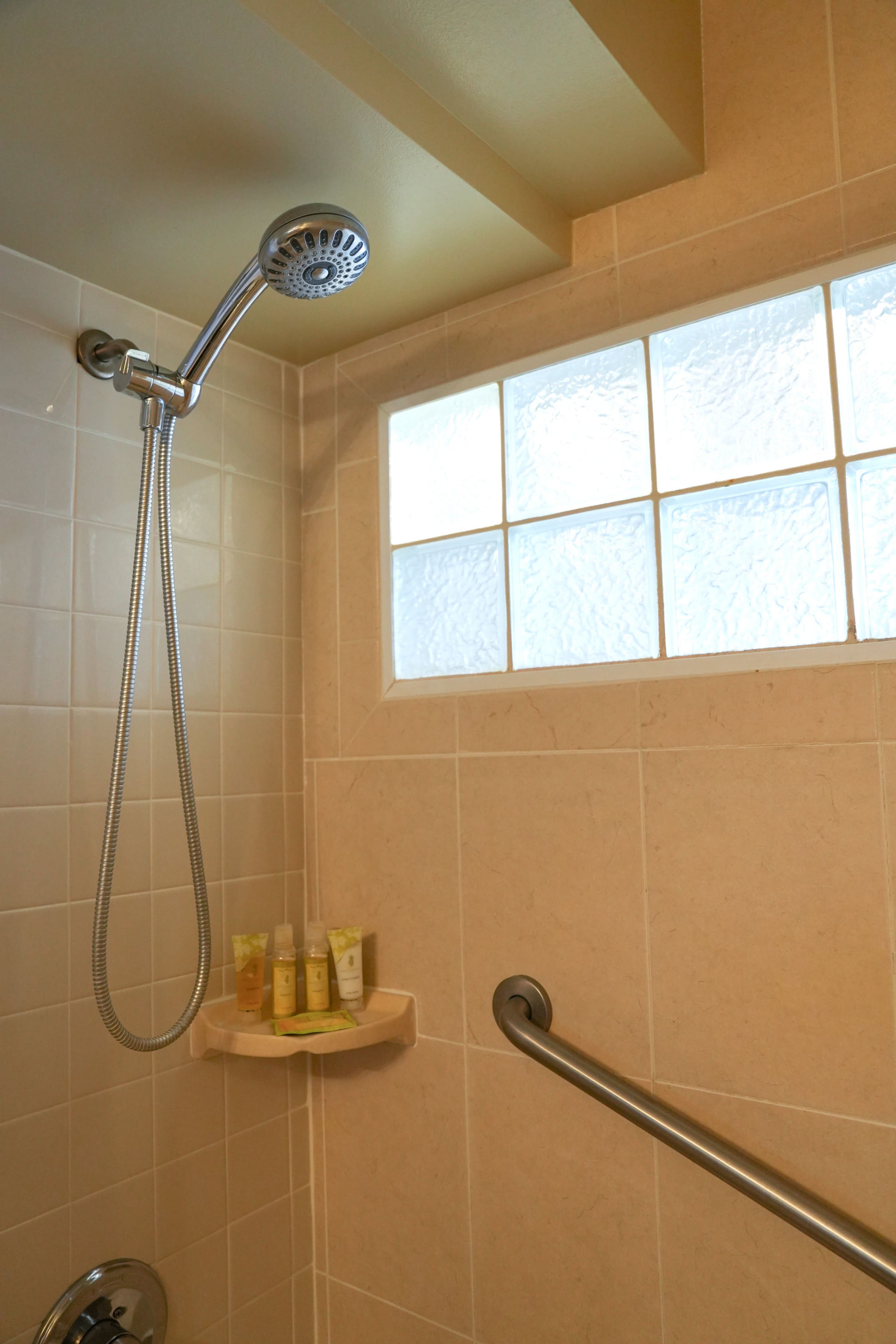 Condo in Honolulu · ★5.0 · Studio · 1 bed · 1 private bath - Image 11