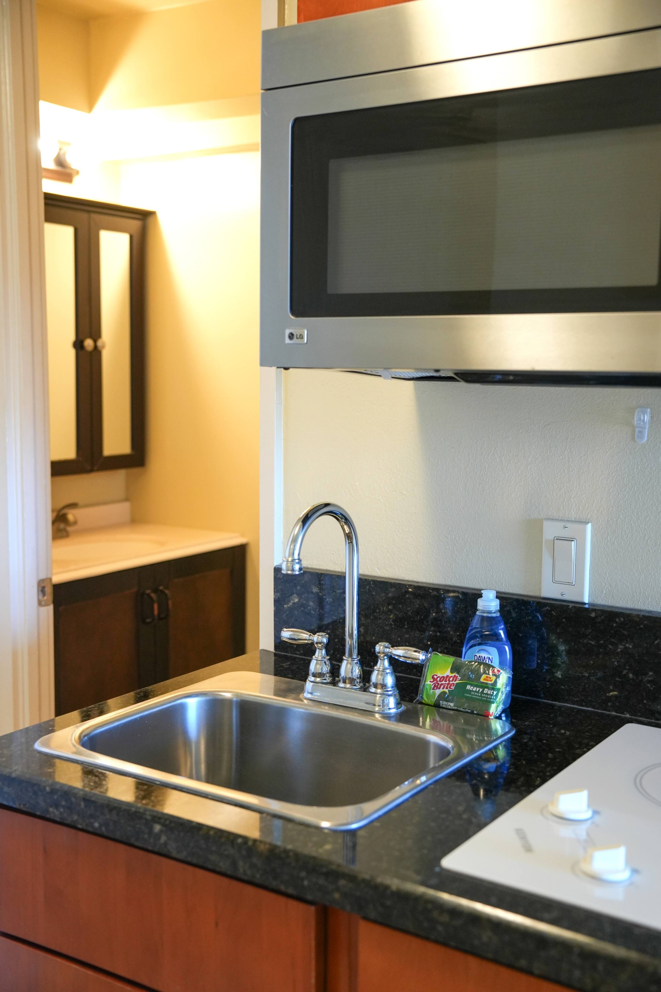 Condo in Honolulu · ★5.0 · Studio · 1 bed · 1 private bath - Image 3