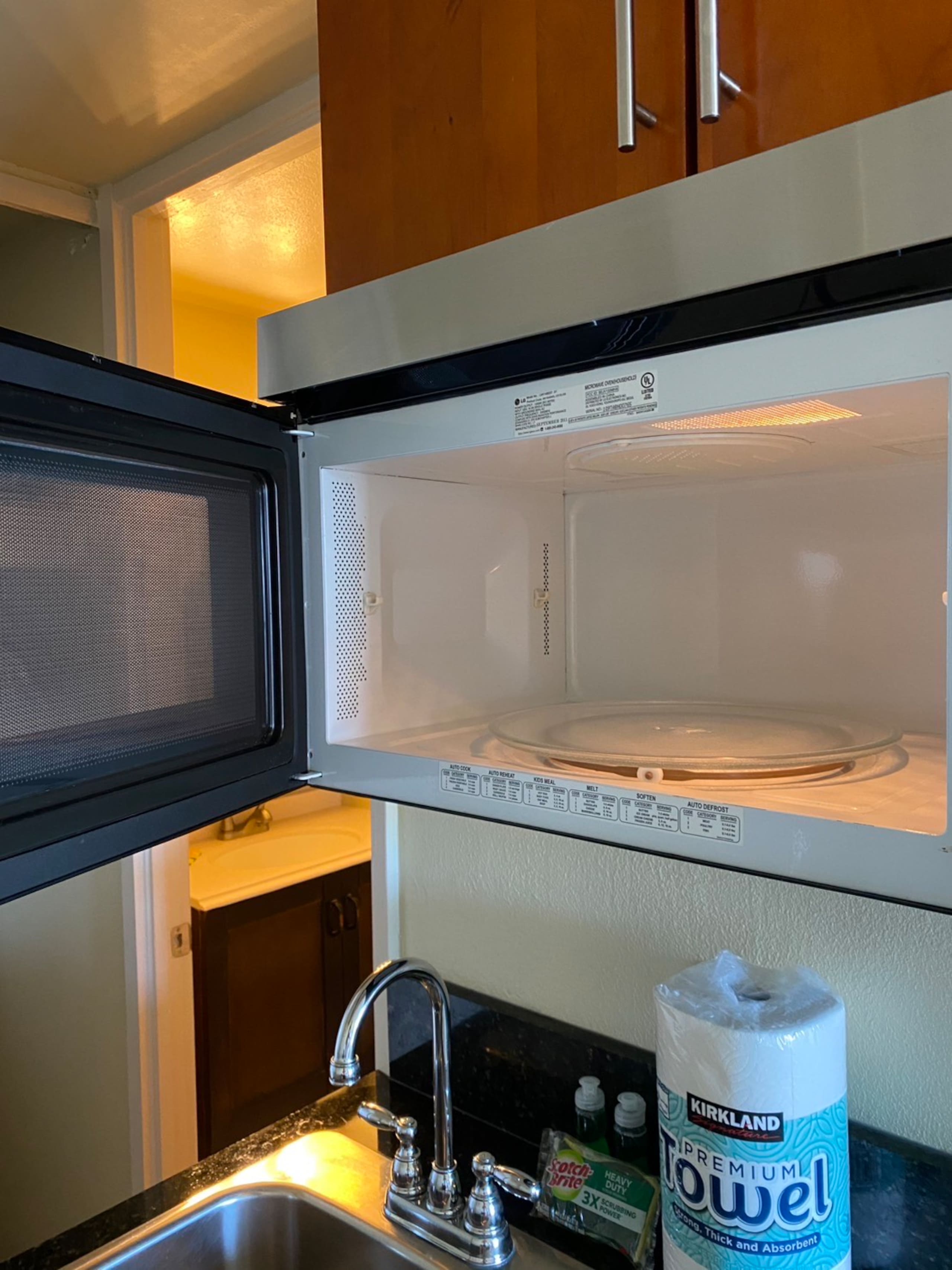 Condo in Honolulu · ★5.0 · Studio · 1 bed · 1 private bath - Image 5