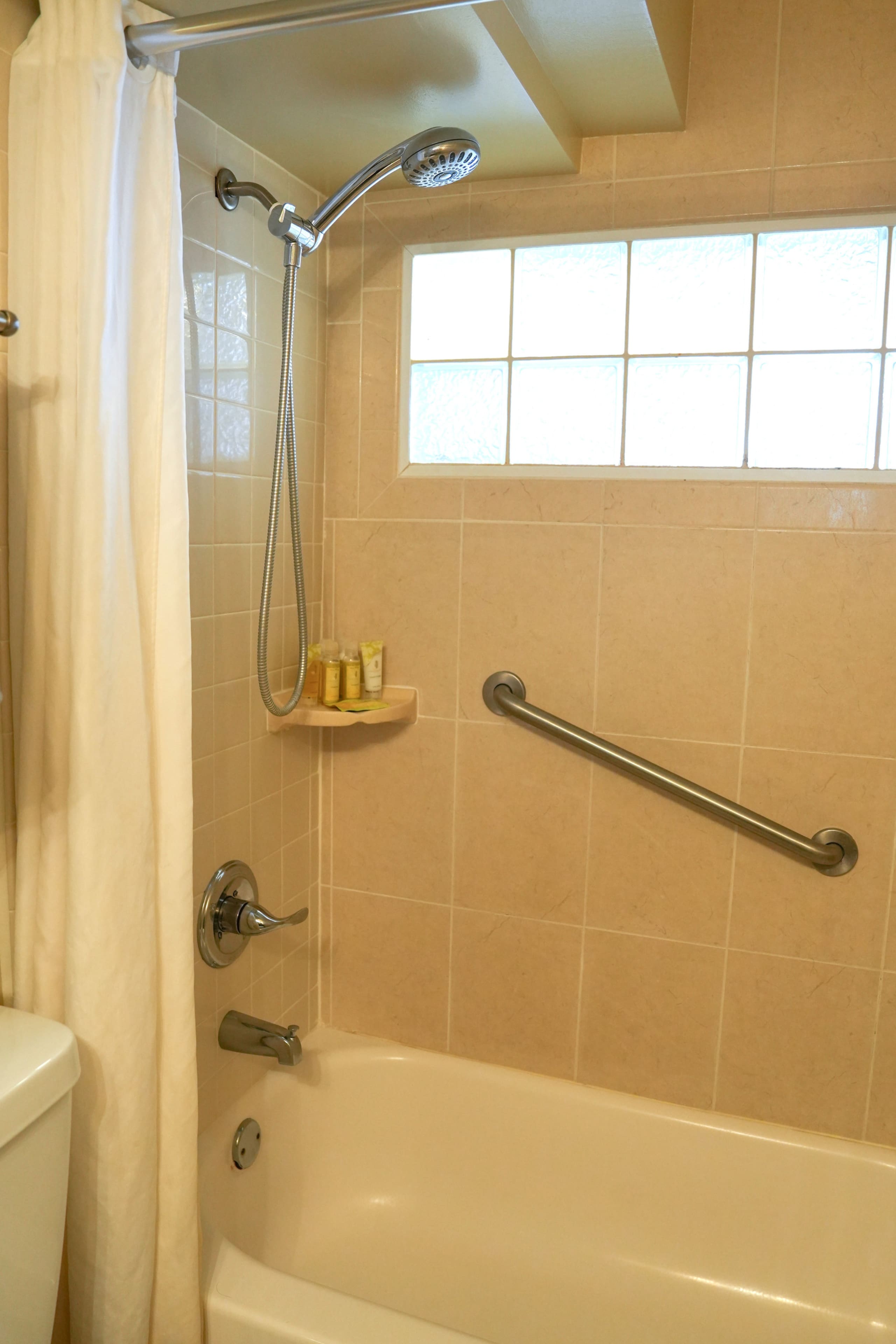 Condo in Honolulu · ★5.0 · Studio · 1 bed · 1 private bath - Image 10