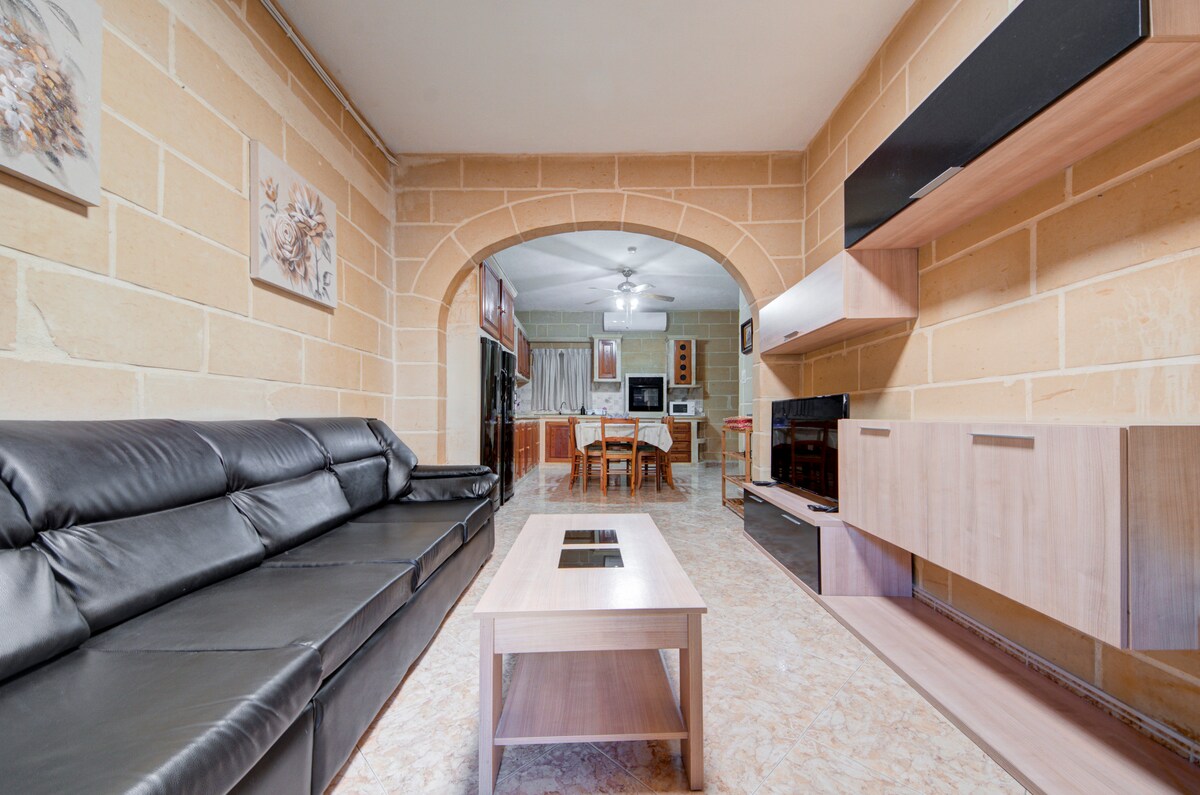 Bright & Spacious Beachside Apartment by SF Homes