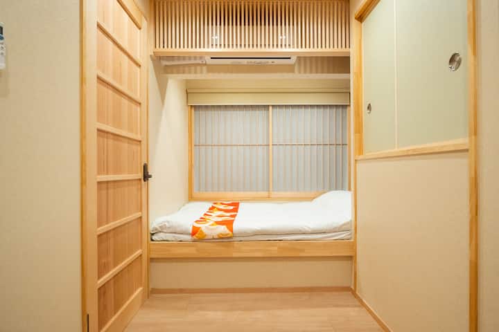 Едно 1,4 - метрово двойно легло напълно автоматична тоалетна с охлаждане и отопление, климатик, дрешник, електрическа кана, сешоар, тоалетни принадлежности за еднократна употреба и др.