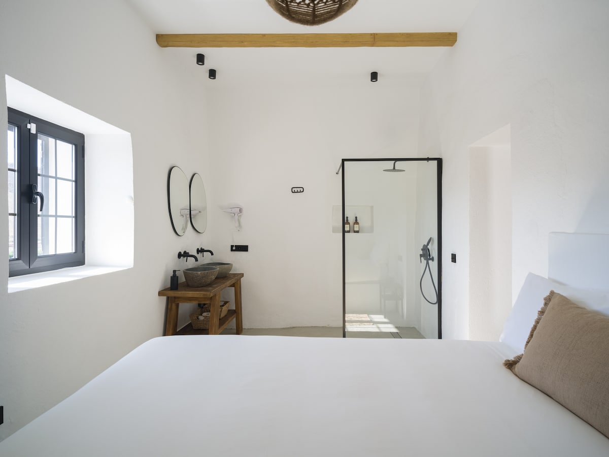 חדר שינה המשקיף על ההרים ומקלחת