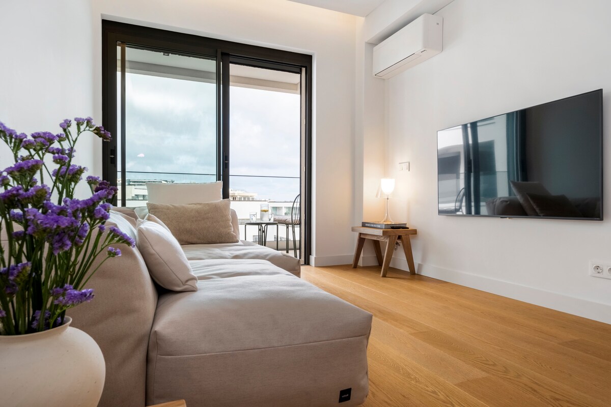 Popular Airbnb listing: Infinity Pool + Beach Lift | New Ocean Apartment in São Martinho