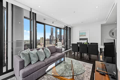 City Views 2BR Apt w/ Infinity Pool & Huge Gym!