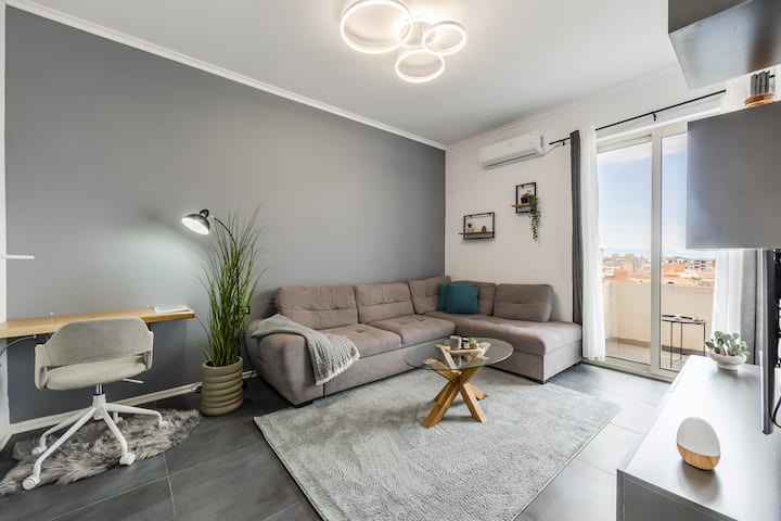 Modern Apartment With Scenic Views & Earthy Vibes - Albanie