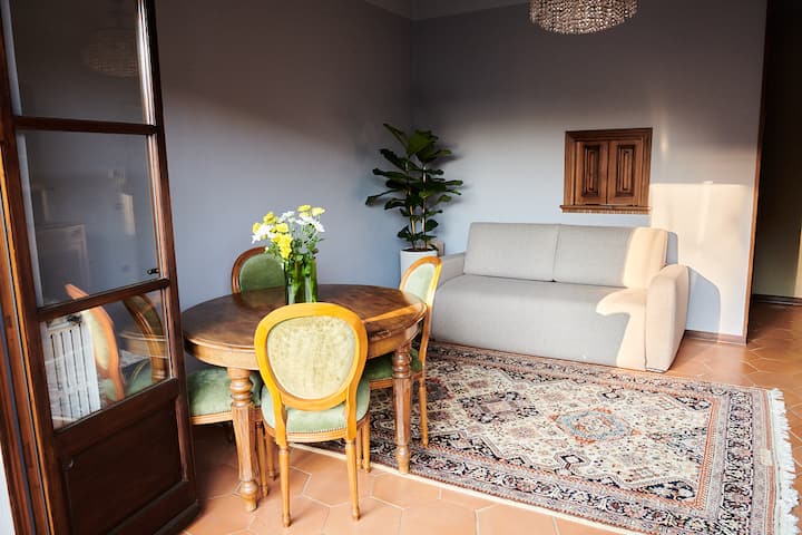 Terzo soggiorno dell'abitazione, situato al secondo piano e con divano letto.

Comunicante con il balconcino è l'ideale per potersi rilassare con anche una boccata d'aria fresca.  