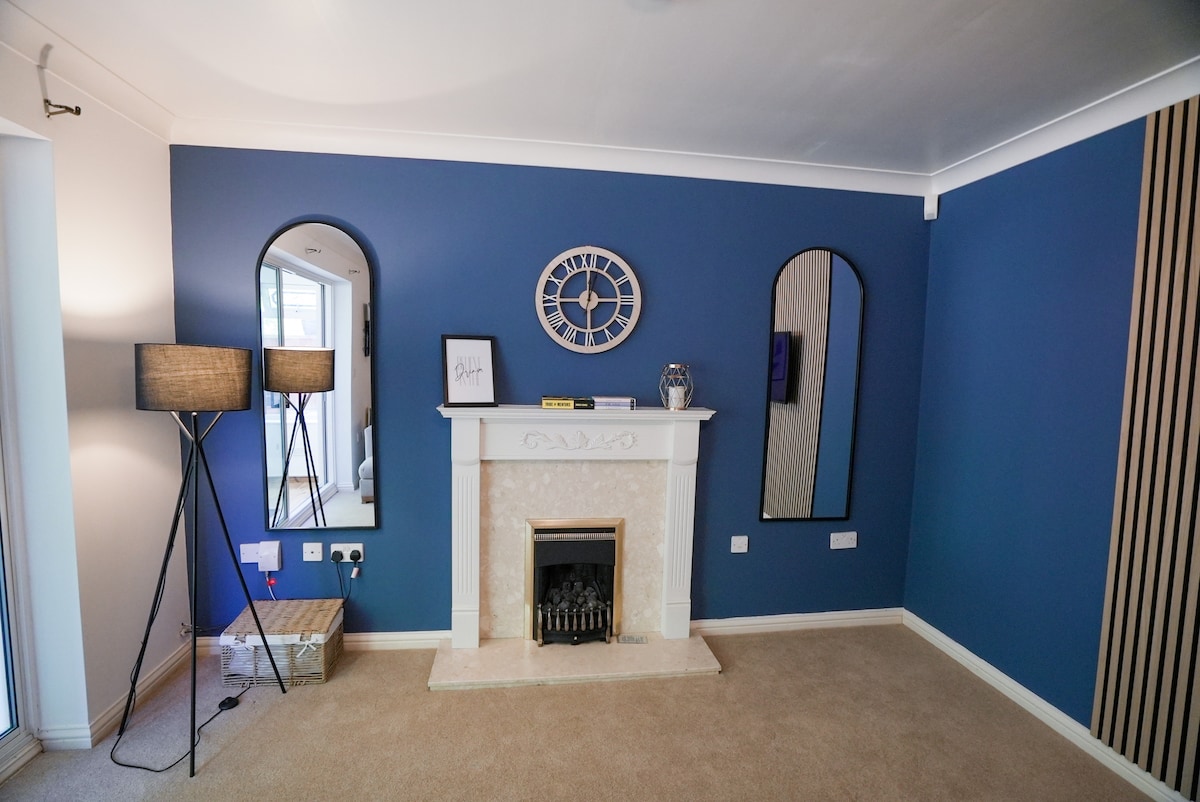 Popular Airbnb listing: Free Parking/Contractor Stay/5 Bed/WIFI/SmartTV in Stevenage