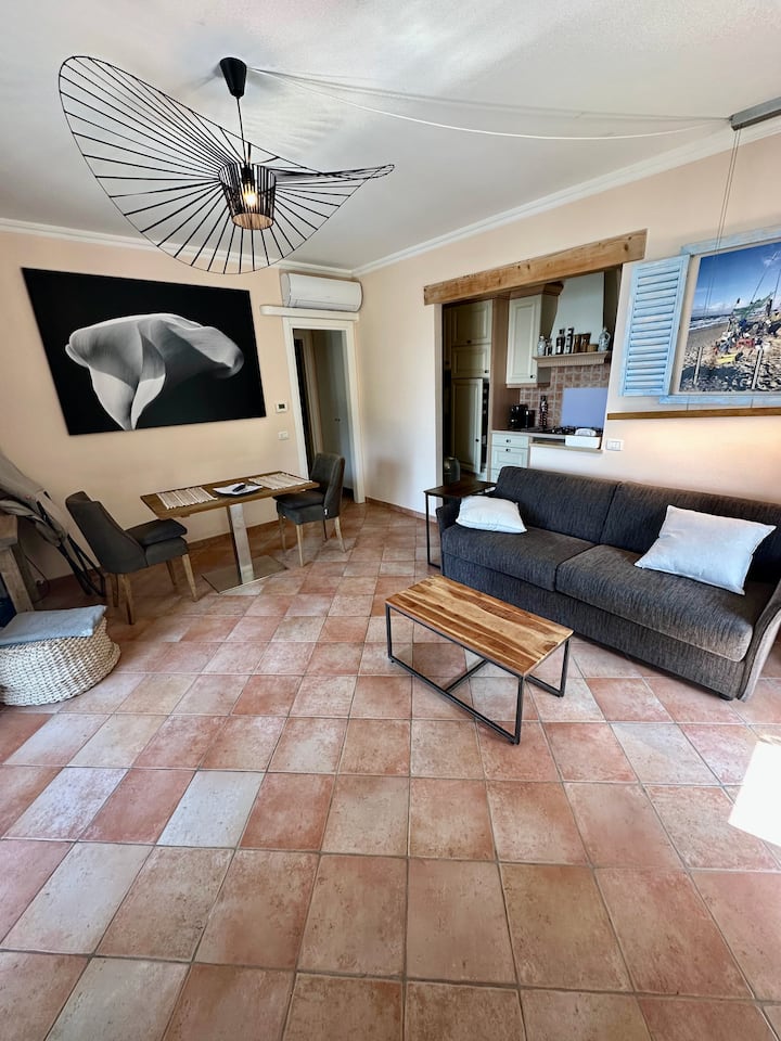 客厅配备小厨房、餐桌和沙发（1.60米宽的躺卧区）