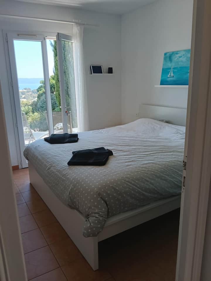 La suite parental, con cama king size y vistas a la bahía.