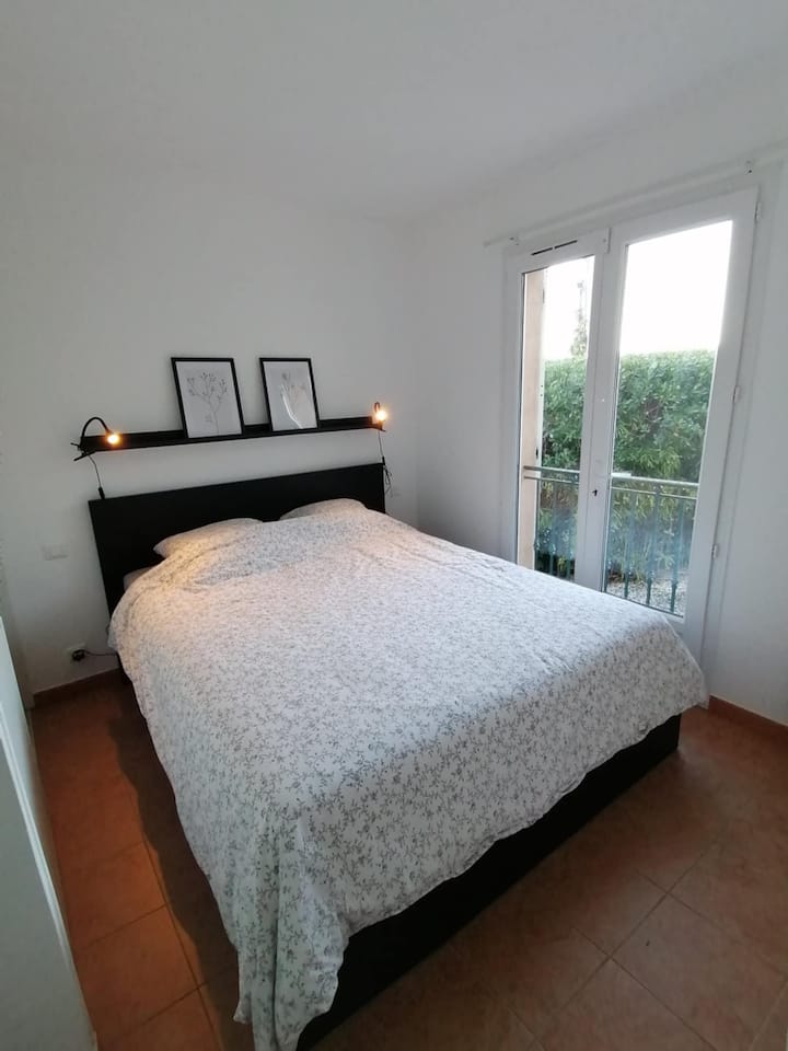 El dormitorio principal, con cama doble, amplios armarios y vistas a la bahía.