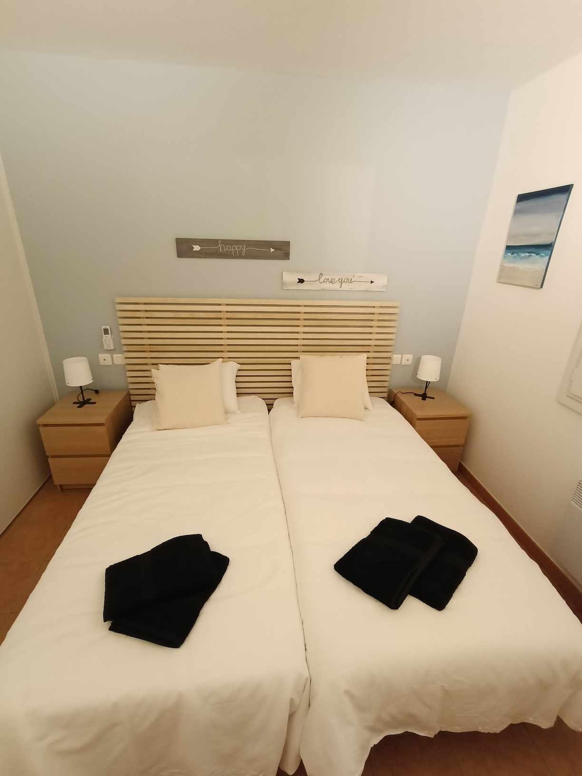 De kinderkamer, om te bouwen naar twee eenpersoonsbedden, of een tweepersoonsbed.