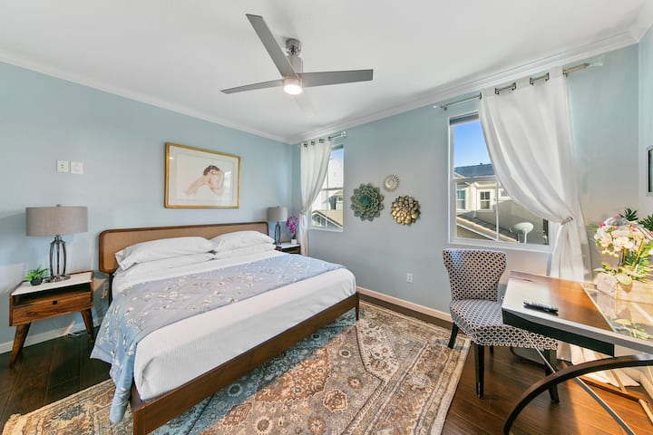 El dormitorio del segundo piso tiene capacidad para tres (3)
- Cama tamaño king.
- Cama plegable individual (disponible previa solicitud por $25/noche).